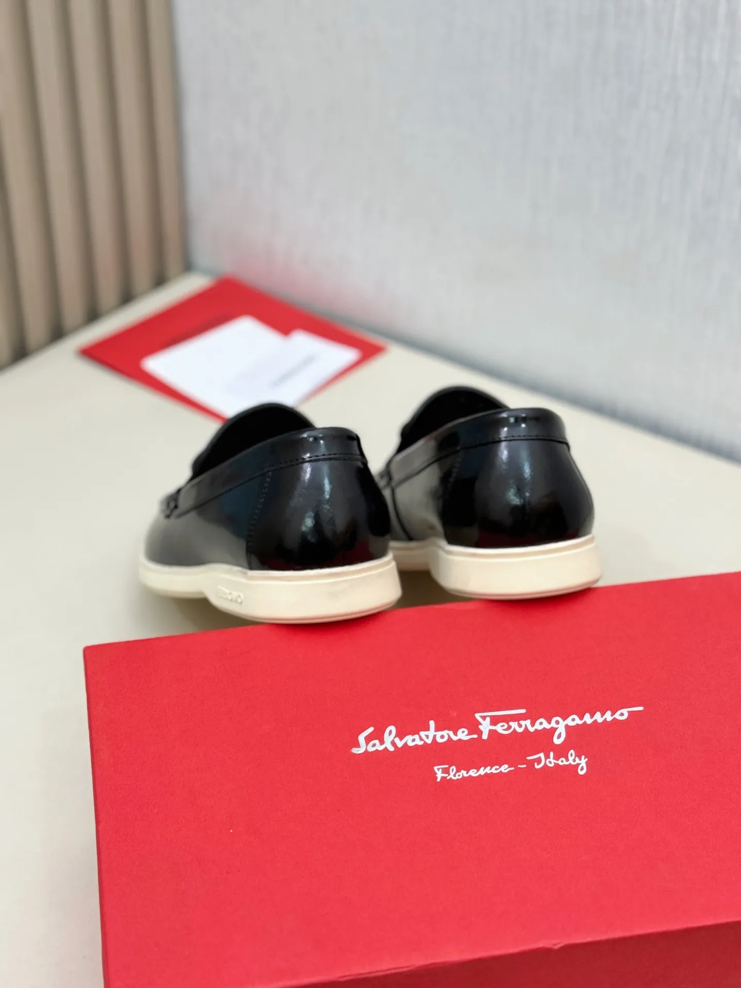 [Ferragamo] P: 580💰 Number of yards: 38~44 (45 orders are non-returnable) Ferragam's new men's driving shoes, the fabric is made of imported cowhide, with visible texture, heavy industrial stitching, dyed calfskin inside, standard logo cowhide feet, big-name experience, soft and comfortable on the feet, a men's favorite, special non-slip and wear-resistant rubber soles, easy to handle various occasions, with original box packaging!